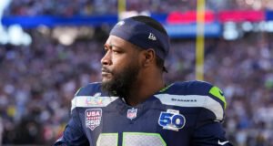 Ernest Jones de los Seahawks grita un mensaje durante el desfile del Super Bowl a los escépticos: ‘Que te jodan’