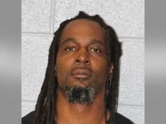 Padre afligido ataca al asesino acusado de su hijo en un tribunal de Carolina del Norte