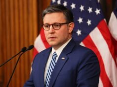 El presidente Johnson califica de «apropiada» la supervisión del Departamento de Justicia de los miembros que revisan los archivos no redactados de Epstein