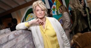 La blusa con pajarita favorita de Martha Stewart se ha actualizado para el invierno