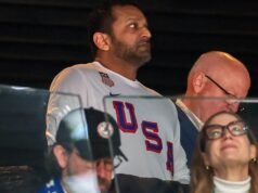 El director del FBI, Kash Patel, celebra con el equipo de hockey masculino de EE. UU.