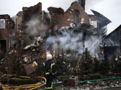 Rusia apunta a Ucrania con 345 drones y misiles, atacando sitios de energía y edificios residenciales, dice Zelensky