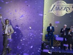 En la inauguración de la estatua, Pat Riley recuerda a los Lakers las claves de la victoria