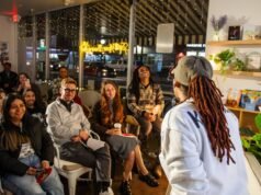 Los comediantes de Los Ángeles abordan tus problemas y te dan consejos en este estridente espectáculo.