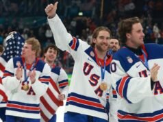El equipo masculino de hockey de Estados Unidos celebra con Trump. Las mujeres no lo son. ¿Para qué?