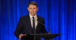 Stephen Colbert critica a CBS por prohibir entrevista con candidato demócrata