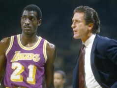 La estatua fuera del estadio de los Lakers es otra primicia para Pat Riley