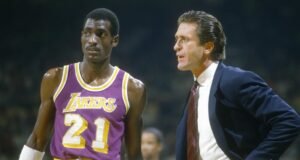 La estatua fuera del estadio de los Lakers es otra primicia para Pat Riley