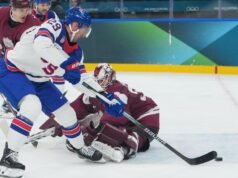 Estados Unidos vence a Letonia en el primer partido olímpico de hockey