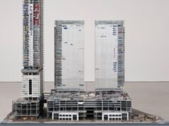 Sayre Gomez miniaturiza las torres de graffiti del centro de Los Ángeles en una nueva exposición