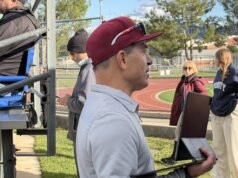 Discusión de preparación: los padres realizan múltiples tareas en los juegos de béisbol de la escuela secundaria