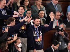 El portero de hockey del equipo de EE. UU. recibe la Medalla Presidencial de la Libertad