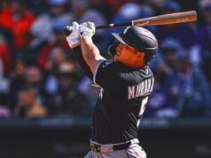 Luchando contra el tráfico y las ‘mariposas’, Murakami impresiona en su debut en el entrenamiento de primavera