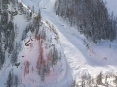 Avalancha fuera de pista mata a dos esquiadores y hiere a otro en el norte de Italia