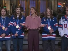 Las estrellas del hockey estadounidense se burlan de Donald Trump por la indignación de los Juegos Olímpicos de Invierno en un monólogo de SNL con Connor Storrie