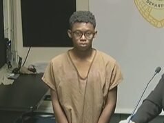 Niños con cara de bebé de 12 y 13 años comparecen ante el tribunal acusados de violar a una niña de 12 años a la que le metieron piedras en la boca para mantenerla callada.