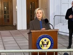 «¡Ya terminé con esto!» Momento impactante: Hillary Clinton sale furiosa de la declaración de Epstein