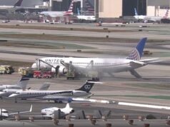 Un Boeing 787 de United realiza un aterrizaje de emergencia en LAX después de una terrible falla en el motor que provocó que los pasajeros fueran evacuados mediante toboganes.