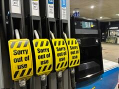 Las colas se hacen más largas en las gasolineras de Londres por temor a un aumento de precios relacionado con la guerra en Oriente Medio: informes sobre gasolineras vacías