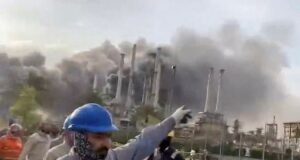 El general iraní advierte que Teherán «quemará todos los barcos» en el Estrecho de Ormuz y elevará el precio del petróleo a 200 dólares el barril, mientras los automovilistas ya hacen cola para comprar gasolina mientras comienzan las compras de pánico.