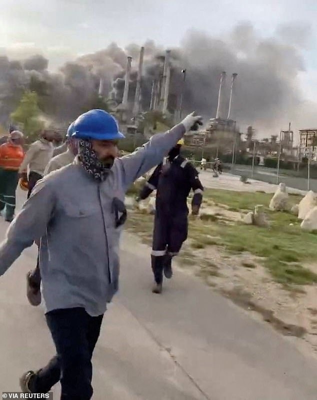 106825699-15609017-Pictured_Workers_evacuate_area_around_Saudi_Aramco_s_Ras_Tanura_-m-8_1772531042911.jpg