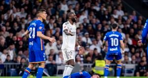 Antonio Rudiger se escapa de la tarjeta roja por «una de las faltas más brutales de la historia» en la impactante derrota del Real Madrid, mientras los fanáticos cantan contra Florentino Pérez y el ex defensa del West Brom se burla de Vinicius Jr.