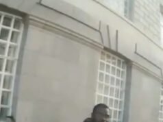 Nuevas imágenes de la cámara corporal muestran el momento en que la policía arresta al triple asesino de Nottingham, Valdo Calocane, frente a la sede del MI5 después de exigir su arresto.