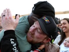 Tyler Reddick celebra una especie de trío con Michael Jordan