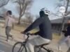 Video Adolescente aprende a andar en bicicleta con el apoyo vocal de sus compañeros de equipo