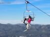 MIRAR: Un esquiador se balancea desde un telesilla