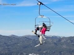 MIRAR: Un esquiador se balancea desde un telesilla