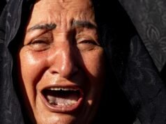 Miles de iraníes viajan a Teherán para llorar al ayatolá Ali Jamenei