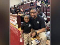 MIRAR: Un hijo de 6 años ayuda a su padre a entrenar el equipo de baloncesto
