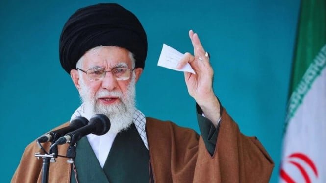 66f9d1f539875-viva-militer-ayatollah-ali-khamenei_665_374.jpg