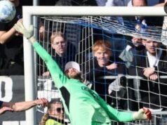 Maarten Paes con sombrero protegiendo la portería del Ajax es el centro de atención, luce brillante como Genzo Wakabayashi