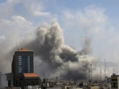 Viola los derechos humanos y el derecho internacional.