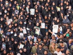 Momentos emotivos en el funeral masivo de 165 colegialas iraníes asesinadas en un ataque entre Estados Unidos e Israel