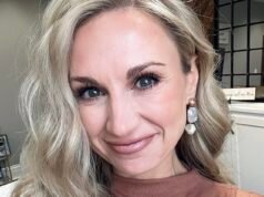 Los mensajes de texto de pánico de una alcaldesa de 43 años fueron enviados a familiares, amigos y residentes después de que supuestamente su propio hijo adolescente la sorprendiera teniendo relaciones sexuales con un chico de 16 años en una fiesta en la piscina.