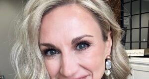 Los mensajes de texto de pánico de una alcaldesa de 43 años fueron enviados a familiares, amigos y residentes después de que supuestamente su propio hijo adolescente la sorprendiera teniendo relaciones sexuales con un chico de 16 años en una fiesta en la piscina.