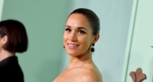 El vestido burdeos de Meghan Markle es el sueño de toda presentadora