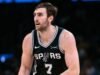 Luke Kornet de los Spurs insta a los Hawks a cancelar la promoción del club de striptease local