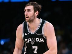 Luke Kornet de los Spurs insta a los Hawks a cancelar la promoción del club de striptease local