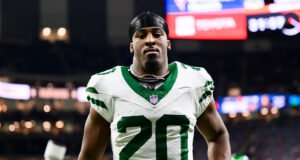 Se informa que los Jets colocan la etiqueta de franquicia al RB Breece Hall mientras las dos partes continúan negociando un acuerdo a largo plazo