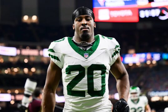 Se informa que los Jets colocan la etiqueta de franquicia al RB Breece Hall mientras las dos partes continúan negociando un acuerdo a largo plazo