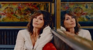 Gina Gershon en «Showgirls», viviendo en el valle y enfrentándose a los hombres