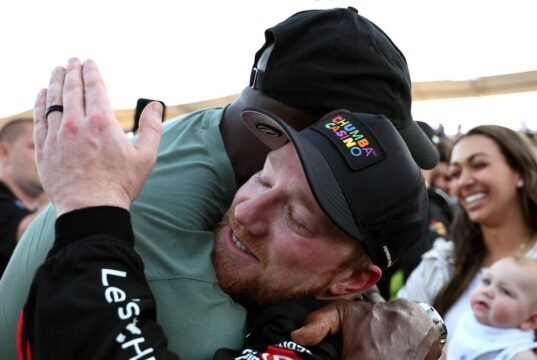 Tyler Reddick celebra una especie de trío con Michael Jordan