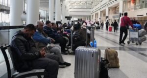 Los aeropuertos de Oriente Medio cerraron y miles de viajeros quedaron varados tras el ataque de Irán