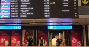 Decenas de miles de personas quedan varadas en Oriente Medio mientras la guerra con Irán complica las rutas de regreso