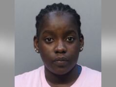 Mujer de Florida supuestamente golpeó a su hijo autista después de que besara la mejilla de un compañero de clase